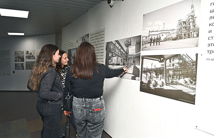 К 60-летию «Омского каучука» в городе открылась подземная фотовыставка