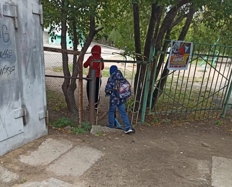 Ученики омского лицея попадают на уроки через дырку в заборе #Омск #Общество #Сегодня