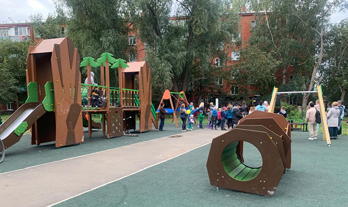 Во дворе еще одного дома в «Амуре» появилась детская площадка #Омск #Общество #Сегодня