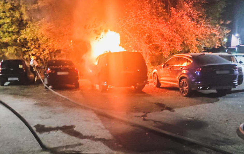 Ночью в Омске вновь сгорело несколько иномарок #Омск #Общество #Сегодня