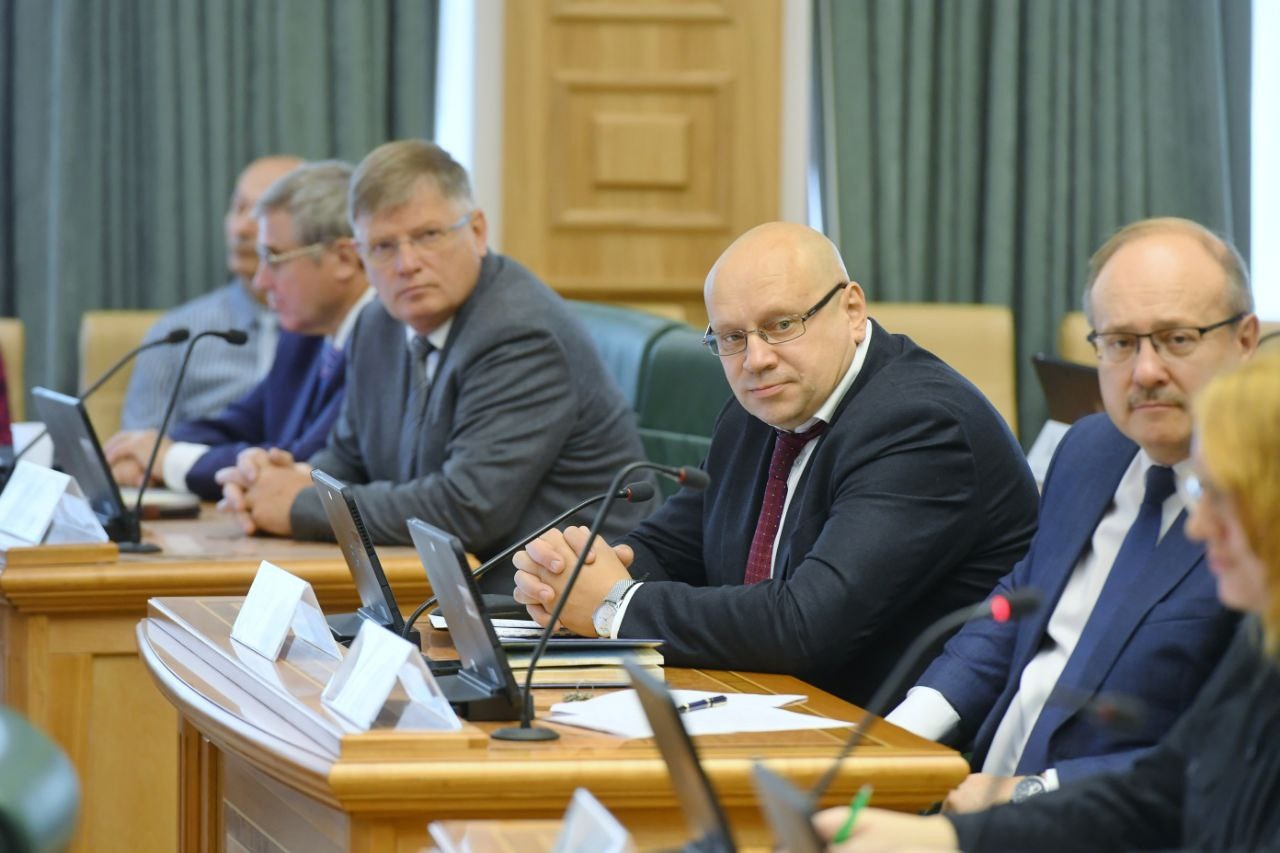 Шелест в Совете Федерации рассказал о маленьком бюджете Омска #Омск #Общество #Сегодня