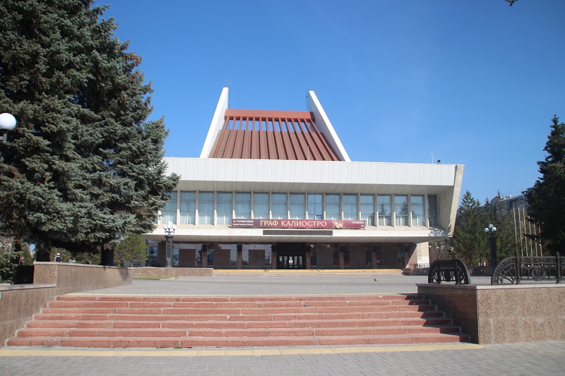 Клумбы Vs плитка: почему Театральные площади в Омске и Новосибирске такие разные? #Омск #Общество #Сегодня