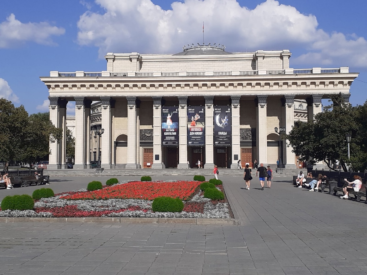 Клумбы Vs плитка: почему Театральные площади в Омске и Новосибирске такие разные? #Омск #Общество #Сегодня