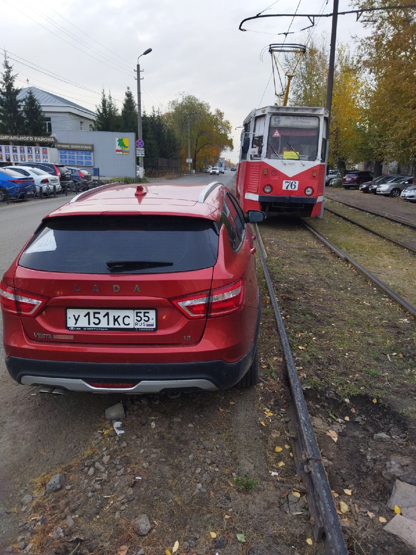 В Омске припаркованная у путей «Лада» остановила трамваи #Новости #Общество #Омск