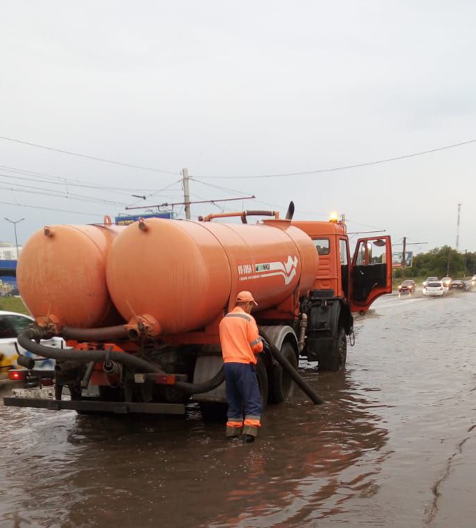 После дождей с омских дорог откачали более 200 «кубов» воды #Новости #Общество #Омск