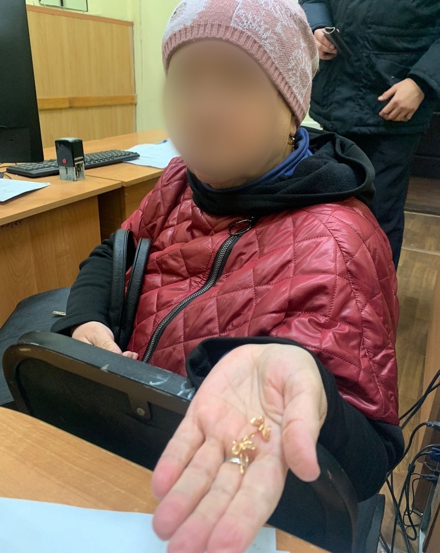 Омичка украла серьги и деньги у матери своего любовника #Новости #Общество #Омск