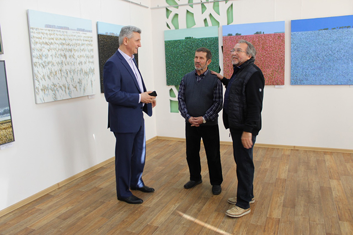 В Калачинске открылась персональная выставка художника Евгения Дорохова #Омск #Общество #Сегодня