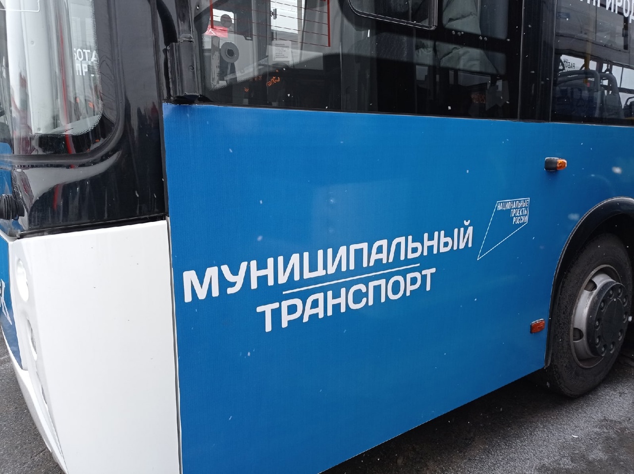 В Омске презентовали автобусы, двери которых не зажимают #Омск #Общество #Сегодня