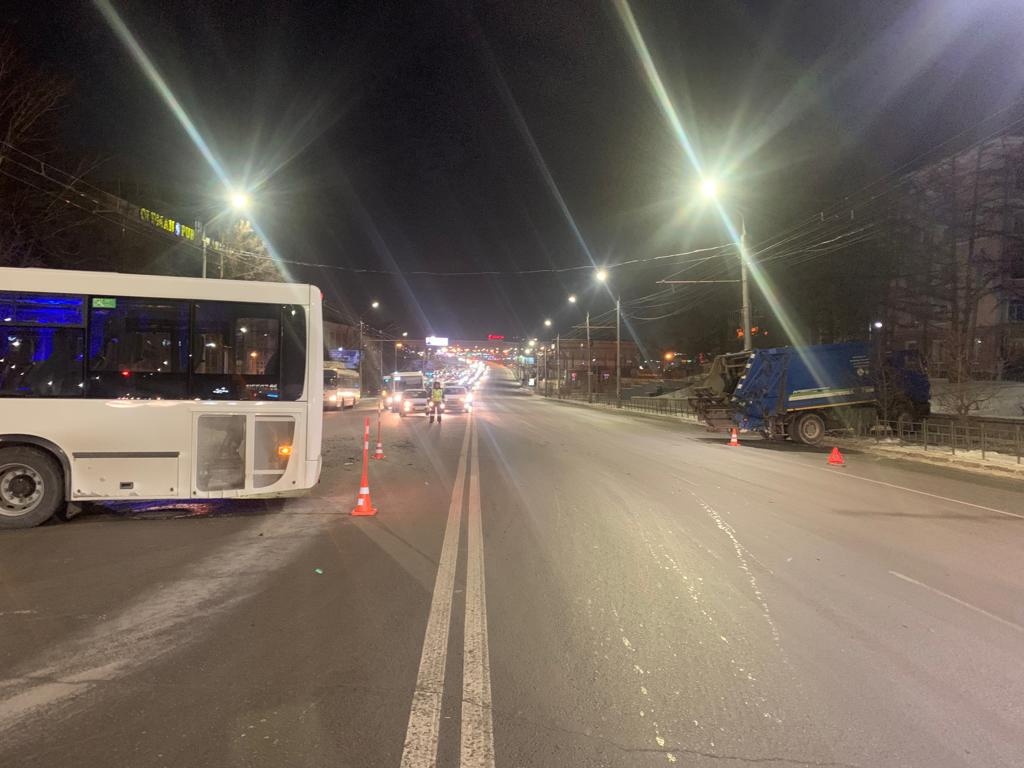 В центре Омска мусоровоз врезался в автобус с 20 пассажирами #Омск #Общество #Сегодня В центре Омска мусоровоз врезался в автобус с 20 пассажирами #Омск #Общество #Сегодня