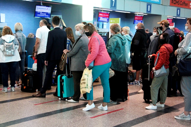 В Омском аэропорту пассажиров снова проверяют на ковид #Омск #Общество #Сегодня