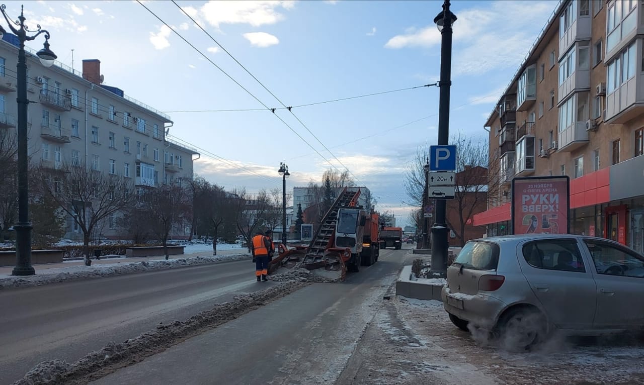 С омских дорог продолжают вывозить снег, которого почти нет #Новости #Общество #Омск