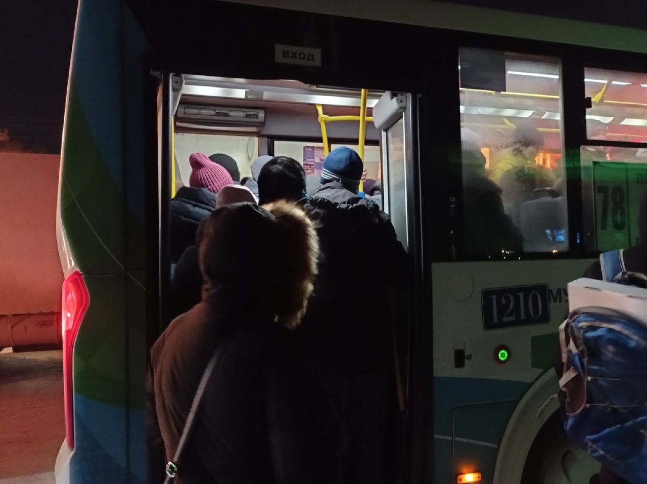 Стало известно, почему на популярном в Омске маршруте работают тесные автобусы #Новости #Общество #Омск