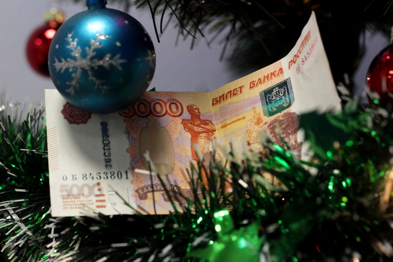 Лучшим подарком на Новый год россияне считают деньги #Омск #Общество #Сегодня
