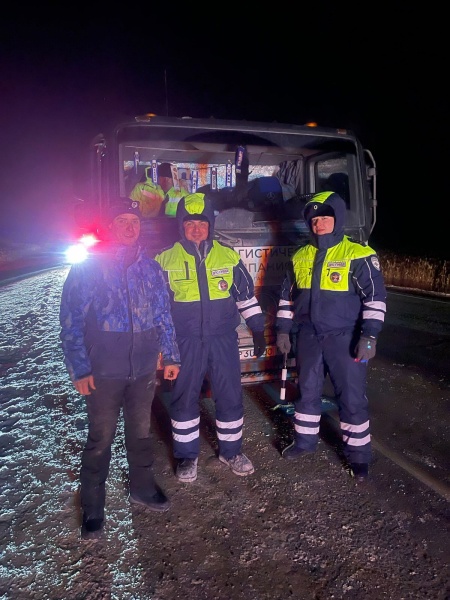 Омские автоинспекторы помогли дальнобойщику на «трассе смерти» #Новости #Общество #Омск