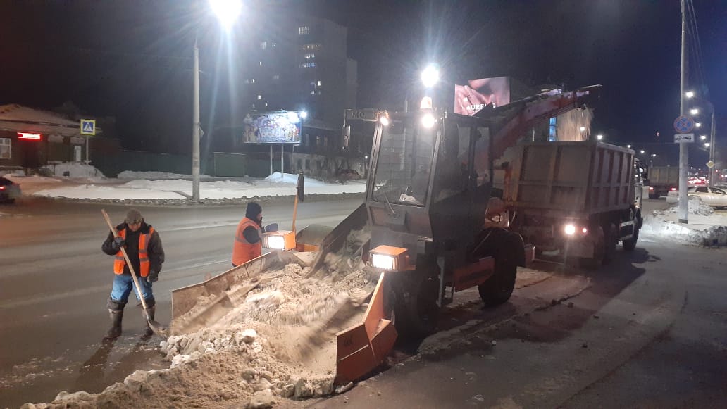 С омских дорог вывезли уже 100 тысяч кубометров снега #Омск #Общество #Сегодня С омских дорог вывезли уже 100 тысяч кубометров снега #Омск #Общество #Сегодня