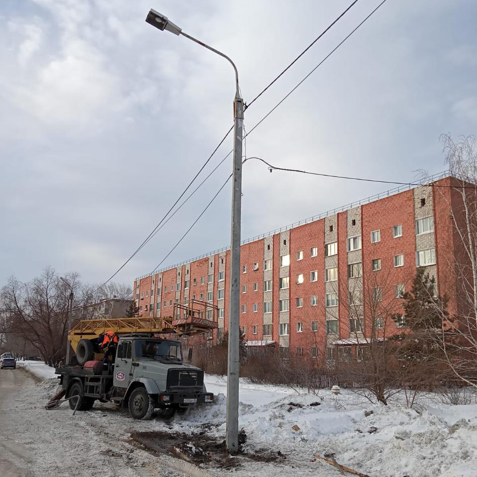 В Омске сбили опору освещения, но «Омскэлектро» оперативно устранило повреждения #Омск #Общество #Сегодня
