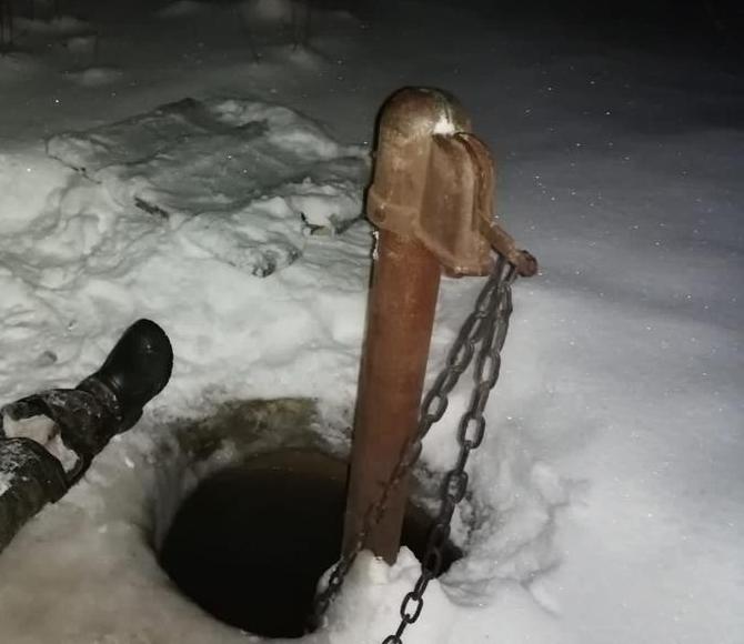 Житель Омской области пришел за водой на колонку и упал в колодец #Омск #Общество #Сегодня Житель Омской области пришел за водой на колонку и упал в колодец #Омск #Общество #Сегодня