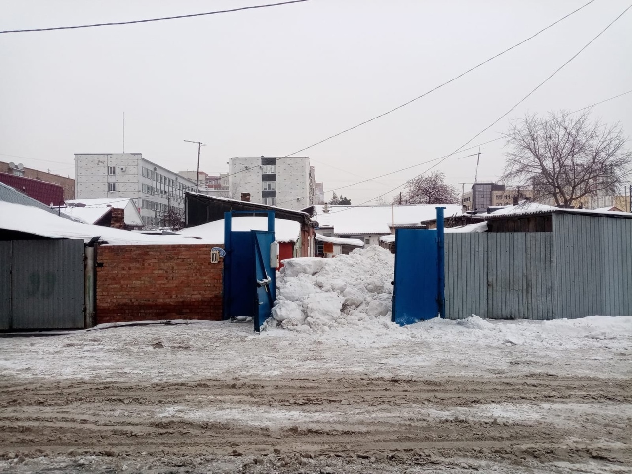 Снег в Омске вываливают в гаражи, к Иртышу и даже во дворы #Омск #Общество #Сегодня