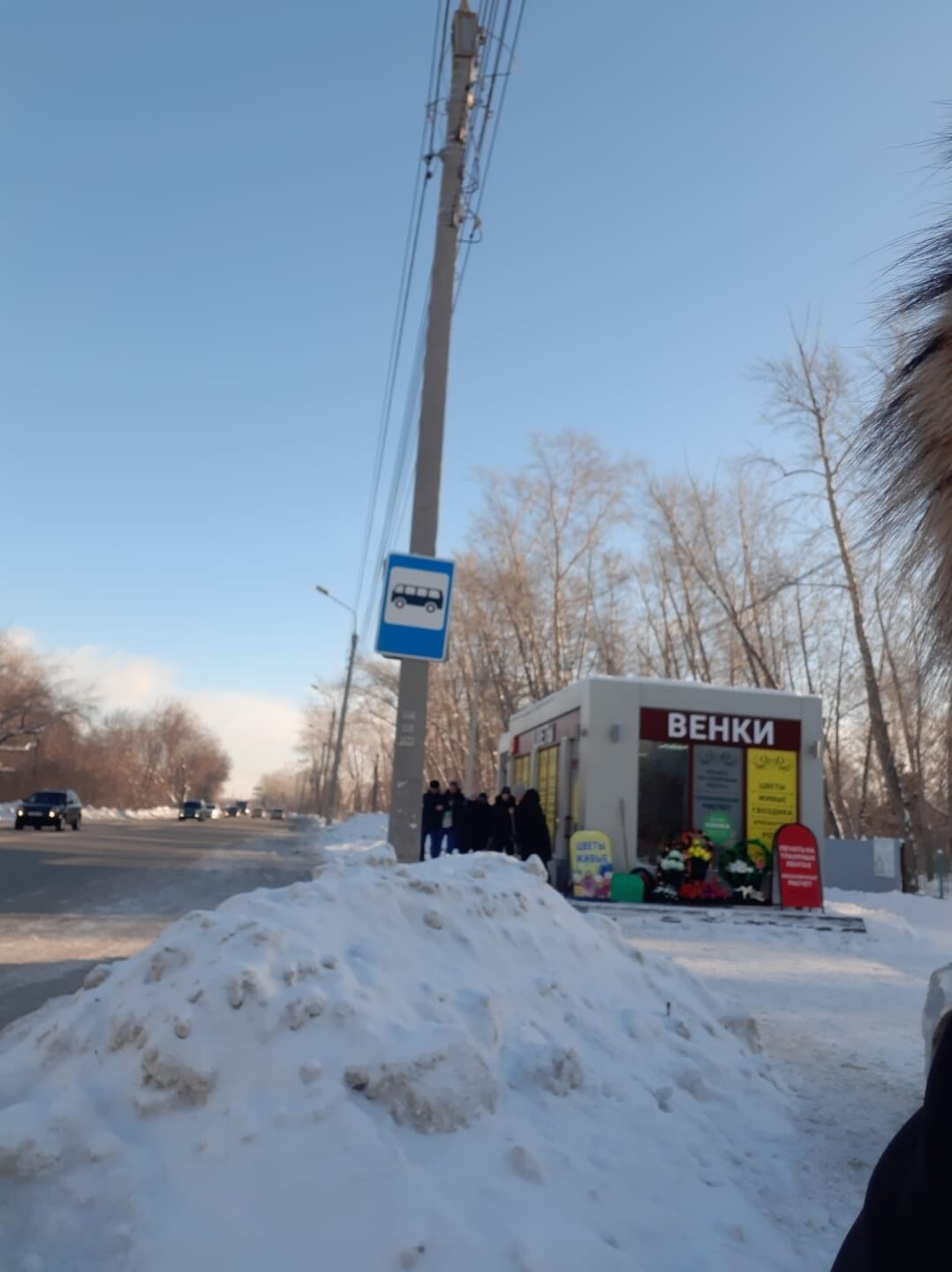 Теплую остановку в Омске отдали под магазин ритуальных услуг #Омск #Общество #Сегодня
