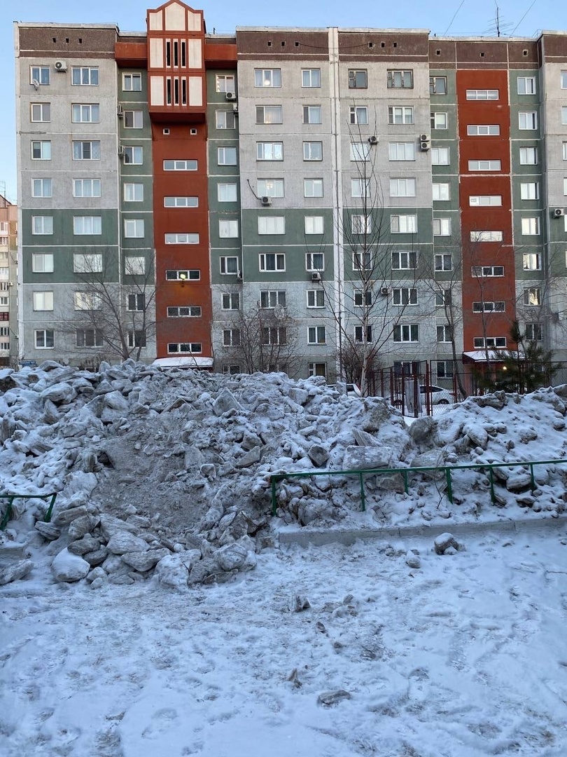 Еще одну детскую площадку в Омске завалили снегом, сломав при этом забор #Омск #Общество #Сегодня