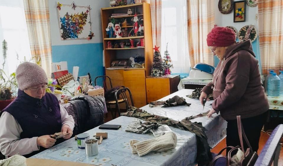 Пенсионерки с юга Омской области вяжут варежки и носки для участников СВО #Омск #Общество #Сегодня Пенсионерки с юга Омской области вяжут варежки и носки для участников СВО #Омск #Общество #Сегодня