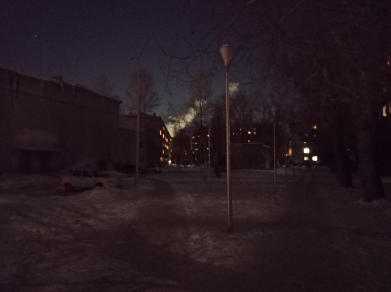 Темно как в космосе: возле омского ДК «Звездный» всю зиму не горят новые фонари #Новости #Общество #Омск