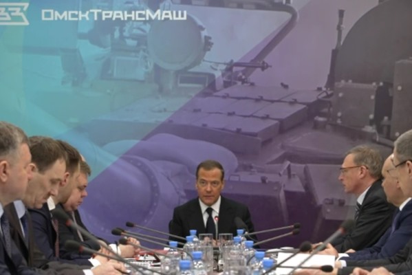 Медведев в Омске заявил о «тысячах танков» для армии России