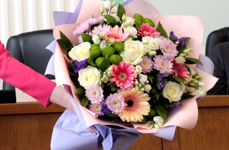 Омичи считают, что дарить цветы мужчинам можно #Новости #Общество #Омск Омичи считают, что дарить цветы мужчинам можно #Новости #Общество #Омск