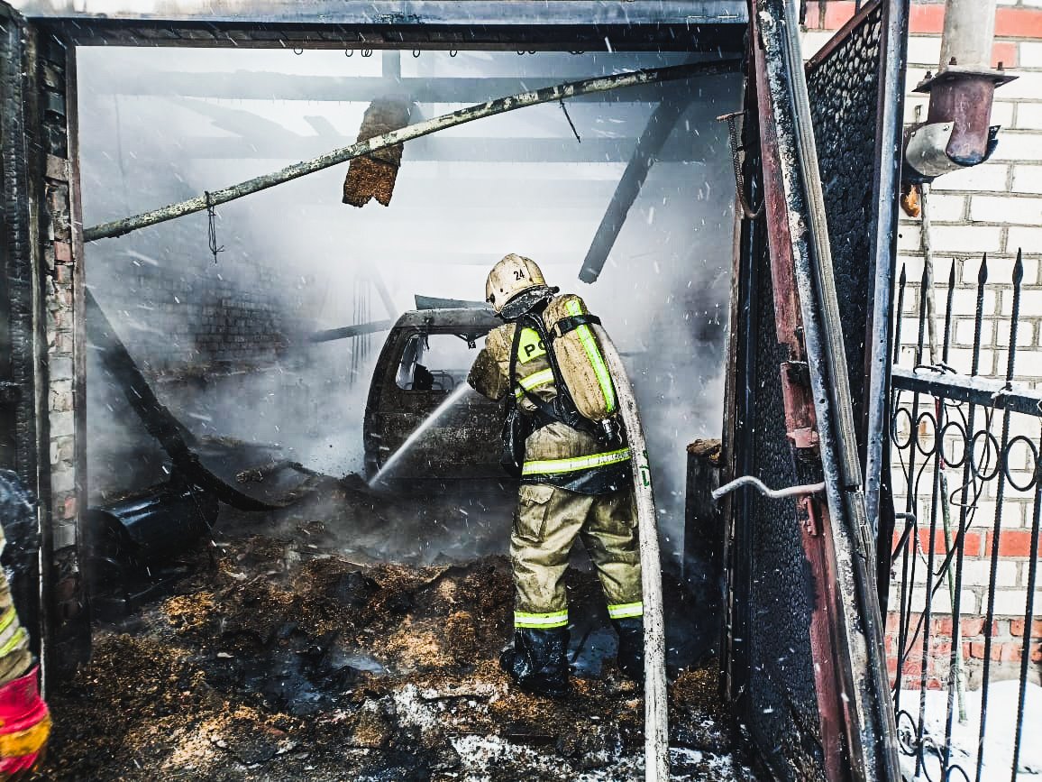У омичей сгорели дом и гаражи с машинами #Омск #Общество #Сегодня У омичей сгорели дом и гаражи с машинами #Омск #Общество #Сегодня