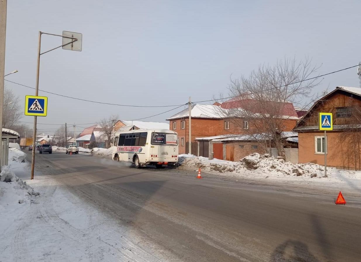 В Омске водитель автобуса врезался в легковушку: ее отбросило на пешехода #Новости #Общество #Омск