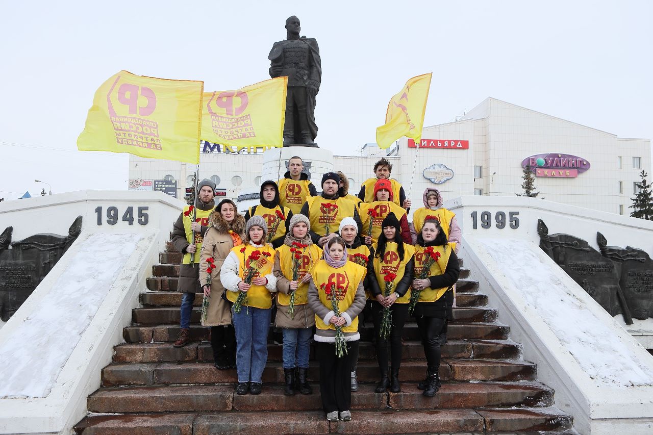 Омская молодежь возложила цветы к памятнику Жукова #Омск #Общество #Сегодня