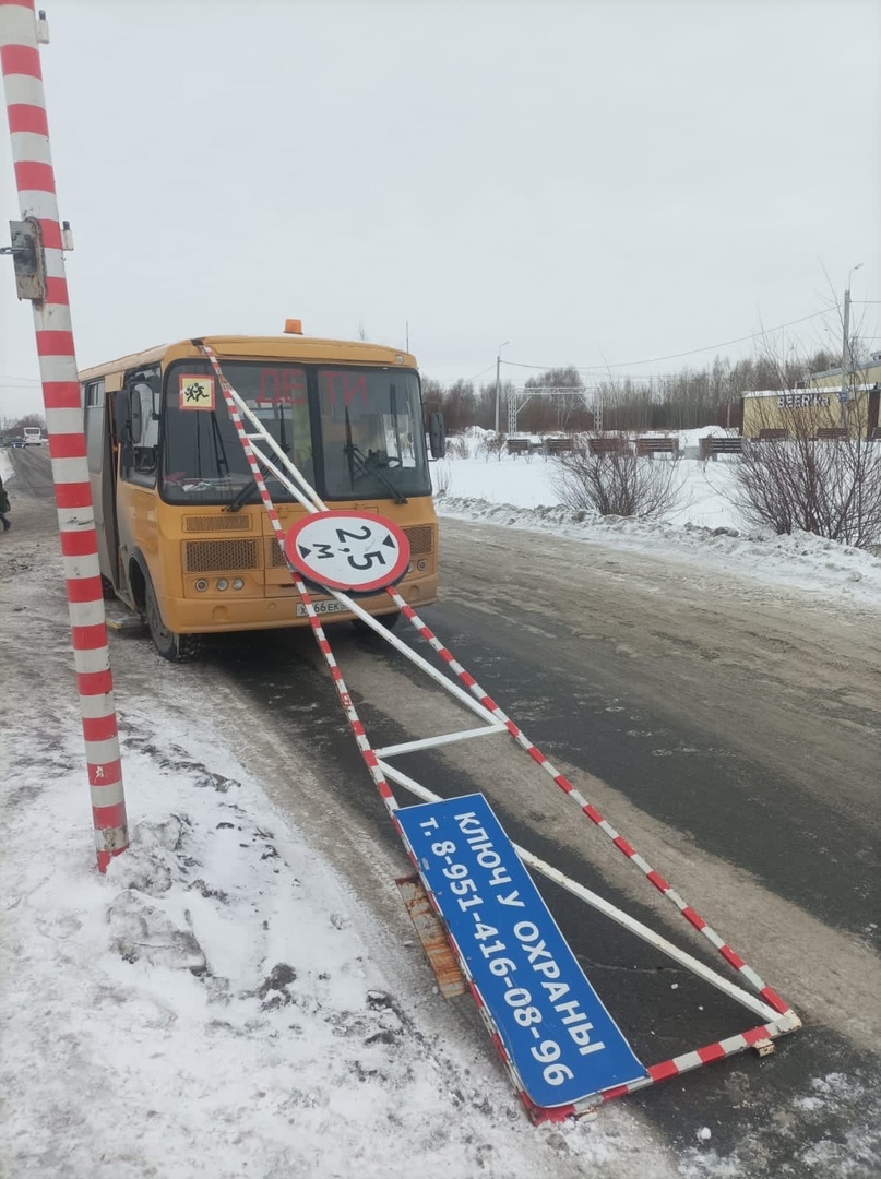В Омске на автобус с детьми упал шлагбаум #Омск #Общество #Сегодня