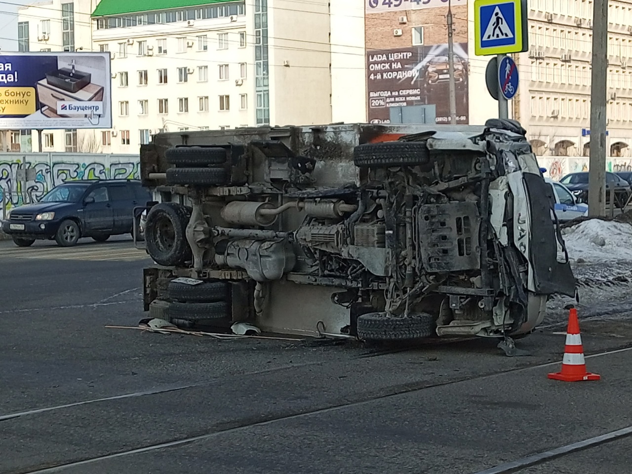 В самом центре Омска после ДТП фургон оказался на боку #Новости #Общество #Омск