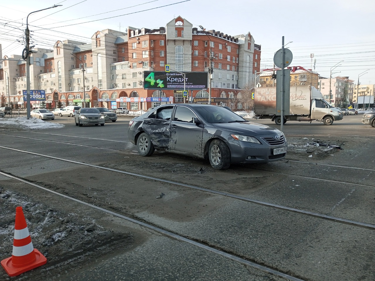 В самом центре Омска после ДТП фургон оказался на боку #Новости #Общество #Омск