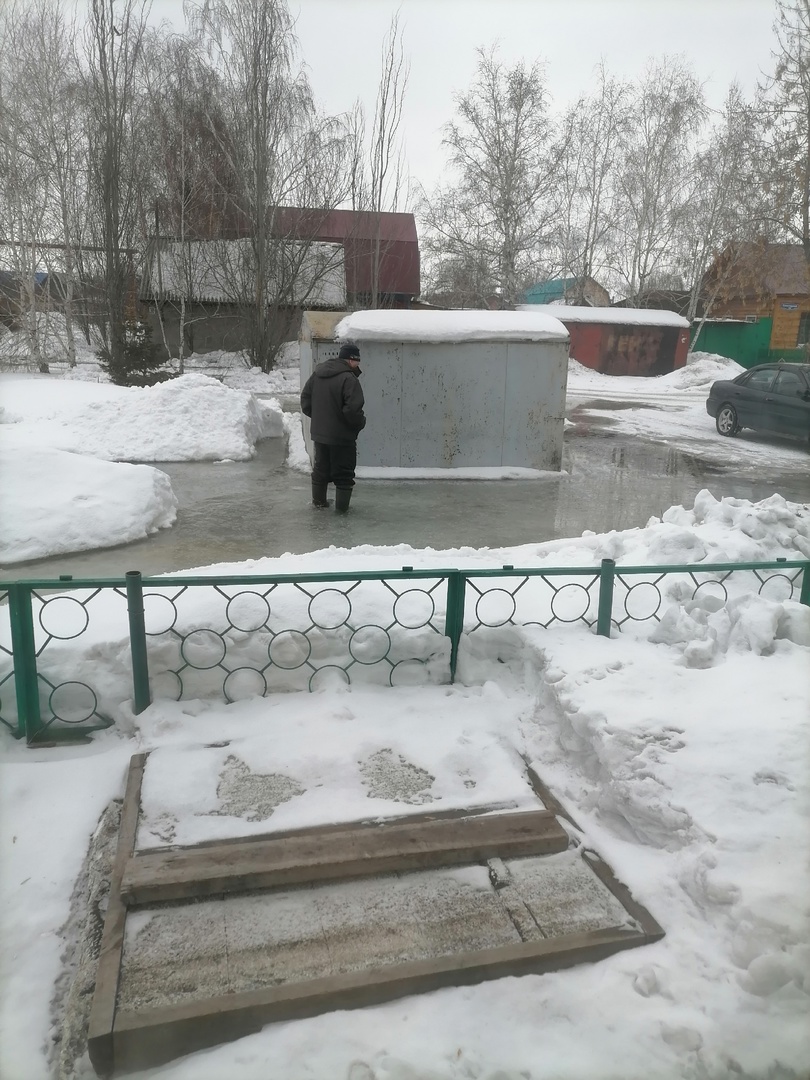 Из-за порыва на окраине Омска скоро начнет подтапливать дома #Новости #Общество #Омск