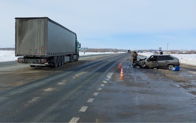 На омской трассе пьяный водитель легковушки врезался в грузовик #Новости #Общество #Омск