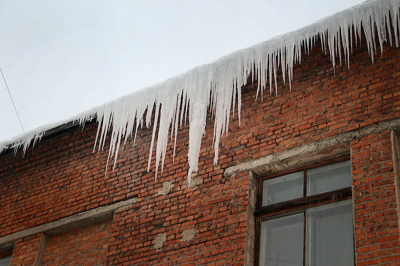 В Омске с крыши школы на мальчика упал кусок льда #Омск #Общество #Сегодня