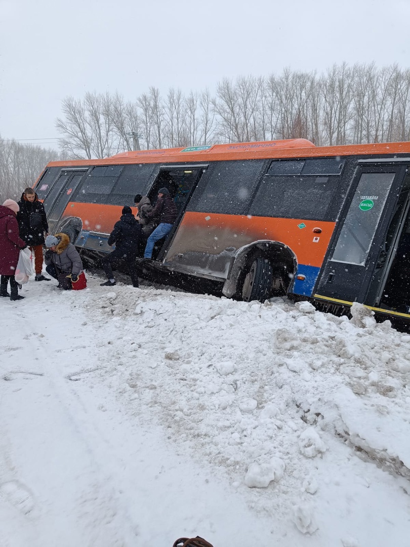 На трассе под Омском автобус с пассажирами съехал в кювет #Омск #Общество #Сегодня