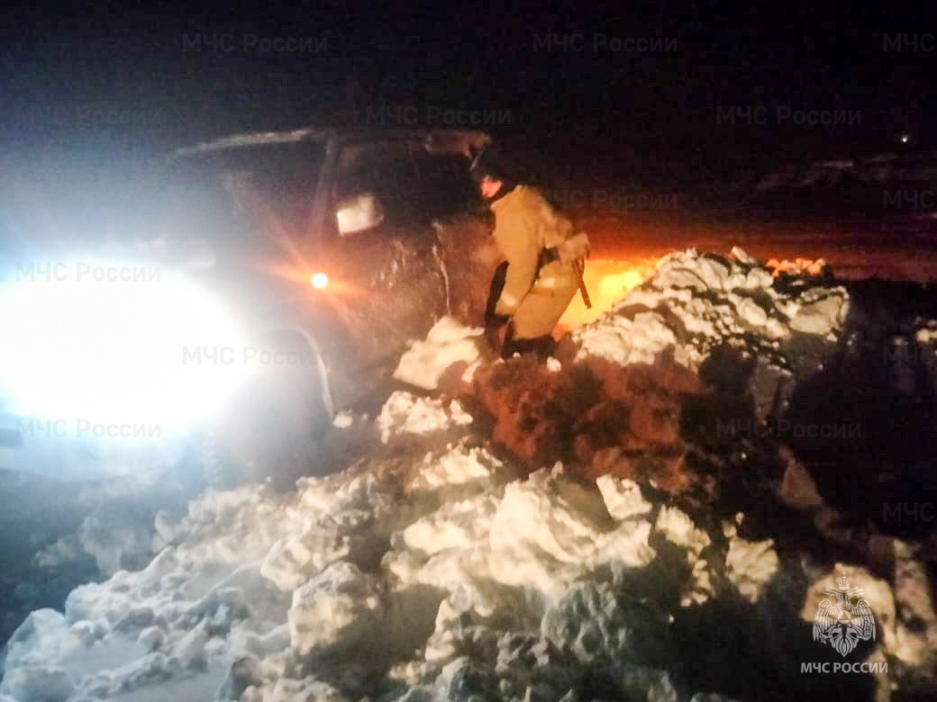 Ночью из сугроба в Омской области вытаскивали машину скорой помощи #Омск #Общество #Сегодня