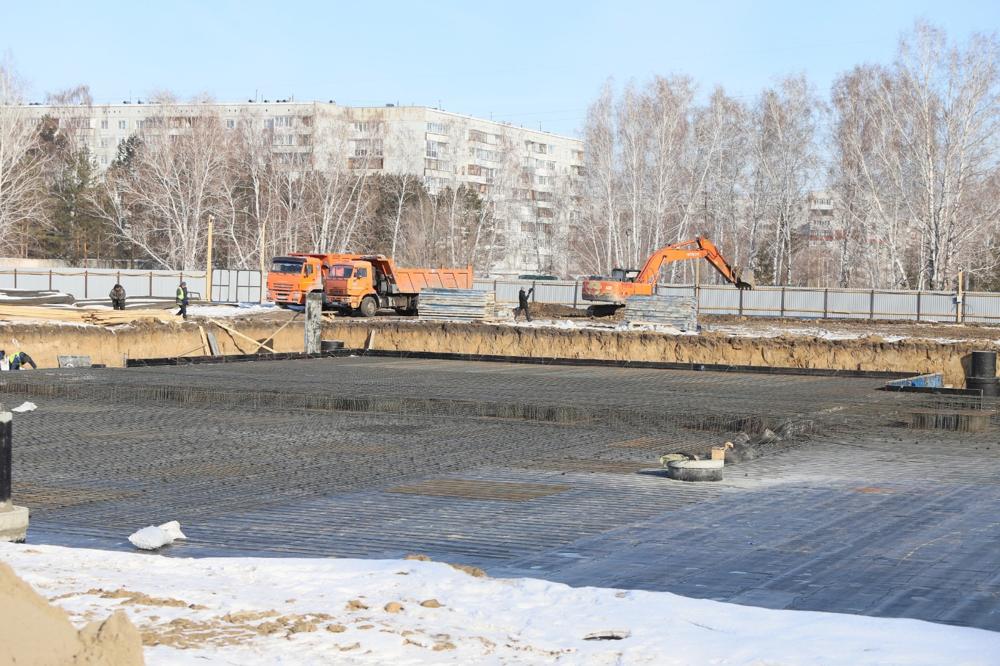 На окраине Омска начали укладывать фундамент для нового спорткомплекса с бассейном #Новости #Общество #Омск