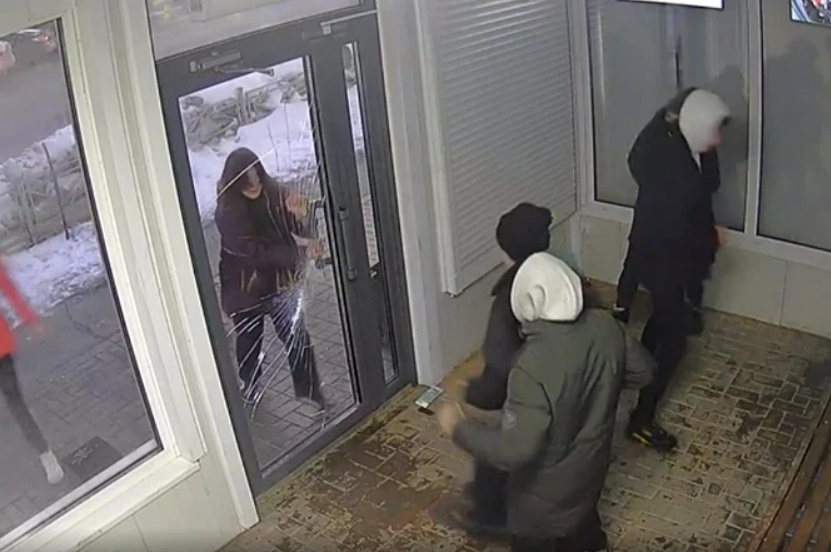 Омские подростки разбили дверь теплой остановки #Омск #Общество #Сегодня