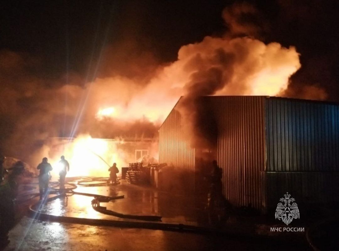 В Омске сгорел большой склад с пластиком #Новости #Общество #Омск В Омске сгорел большой склад с пластиком #Новости #Общество #Омск