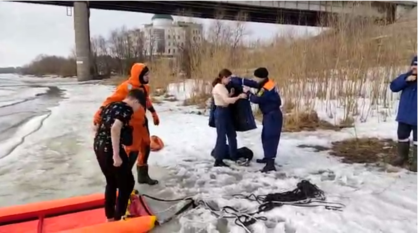 Появилось видео спасения упавших в Иртыш омских детей #Омск #Общество #Сегодня