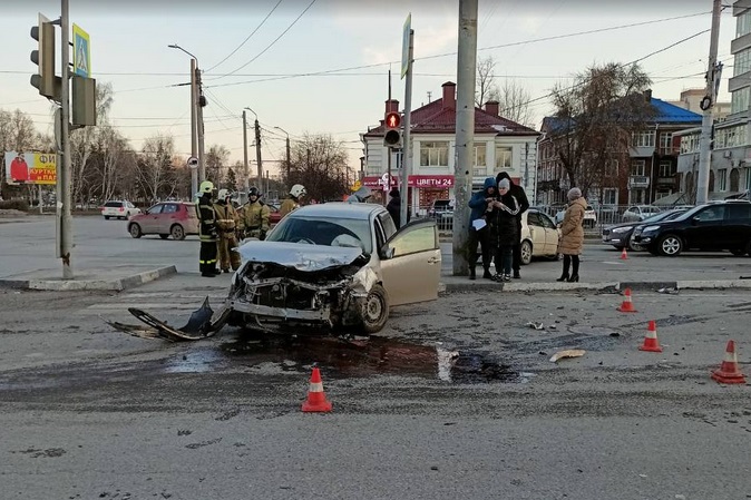 Водитель иномарки на полной скорости сбил молодую омичку #Новости #Общество #Омск Водитель иномарки на полной скорости сбил молодую омичку #Новости #Общество #Омск