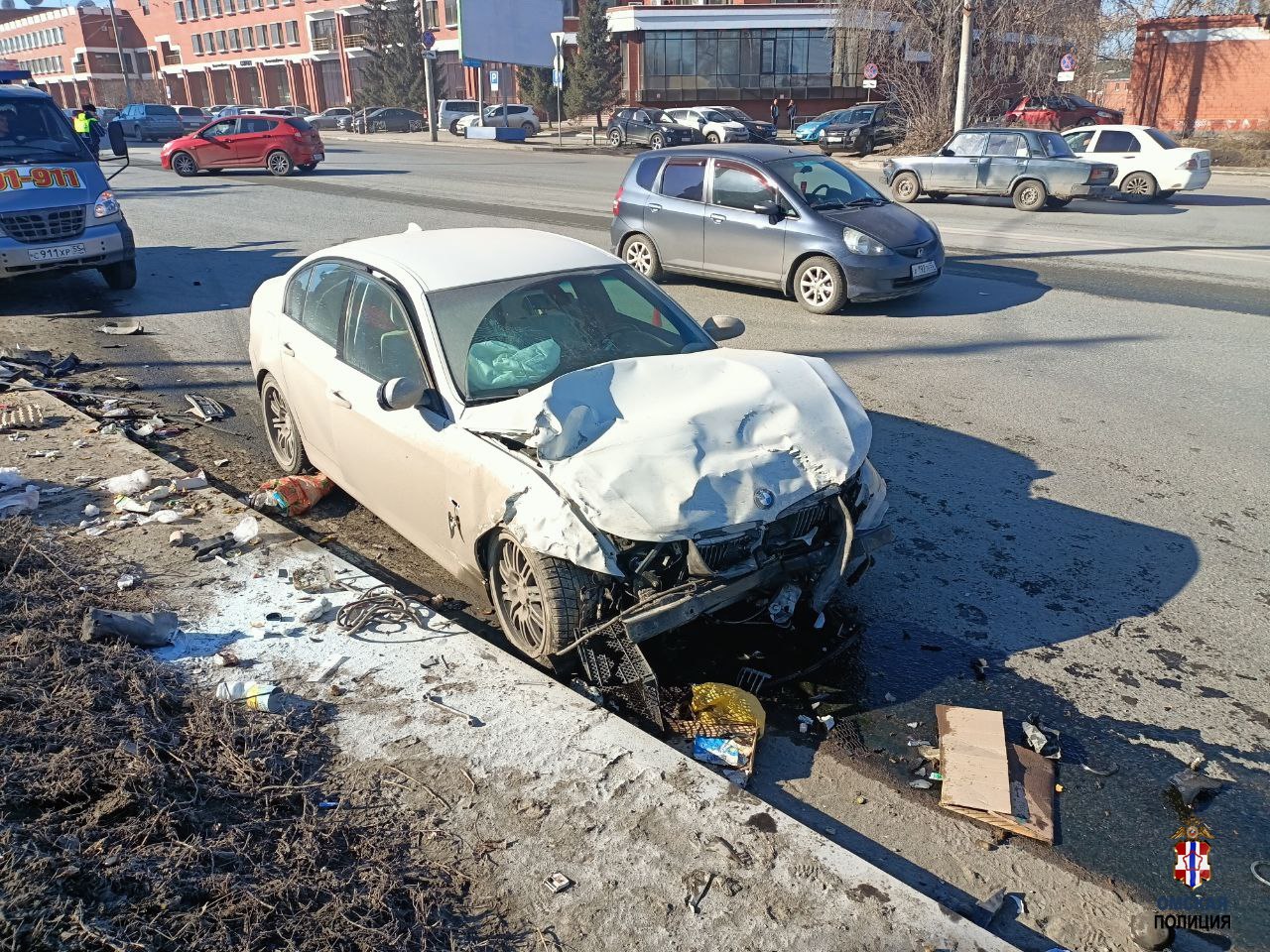 В центре Омска столкнулись иномарки: 2 человека в больнице #Омск #Общество #Сегодня В центре Омска столкнулись иномарки: 2 человека в больнице #Омск #Общество #Сегодня