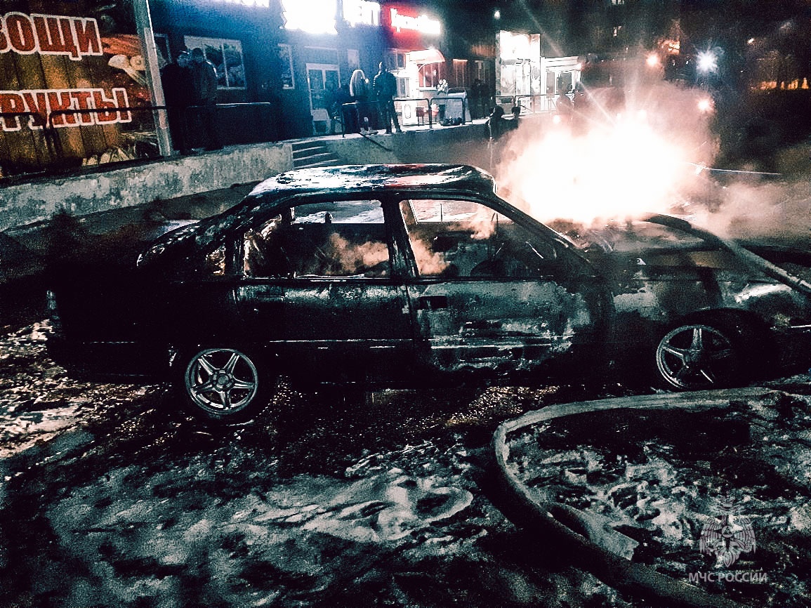 В Омске у припаркованной машины взорвались колеса #Омск #Общество #Сегодня В Омске у припаркованной машины взорвались колеса #Омск #Общество #Сегодня