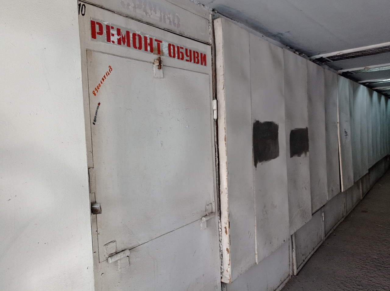 «Подземная» торговля в Омске: духи, трусы и ностальгия по «тучным нулевым» «Подземная» торговля в Омске: духи, трусы и ностальгия по «тучным нулевым»