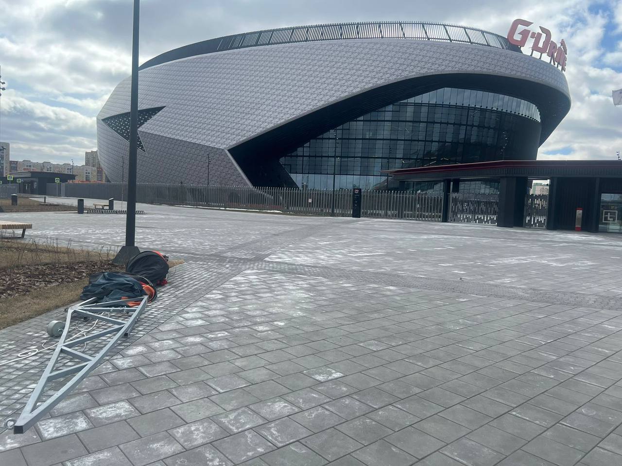 Возле омской «G-Drive Арены» с вертолета упала рекламная конструкция #Новости #Общество #Омск