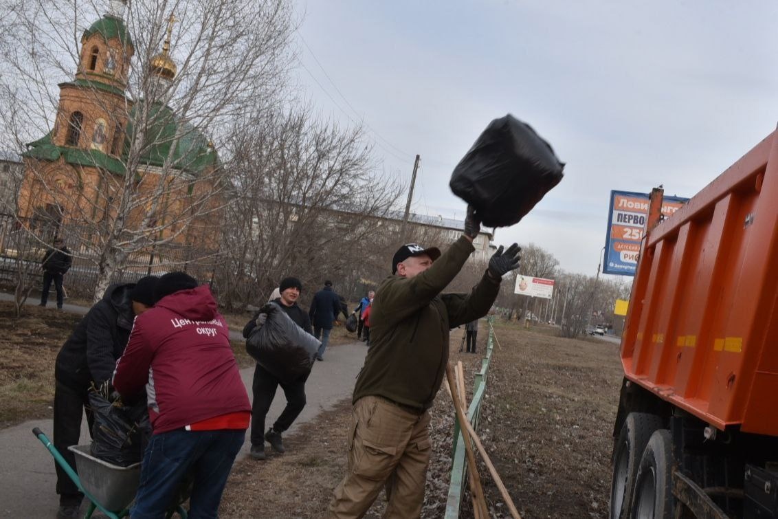 Шелест прибрался в сквере на окраине Омска #Новости #Общество #Омск Шелест прибрался в сквере на окраине Омска #Новости #Общество #Омск