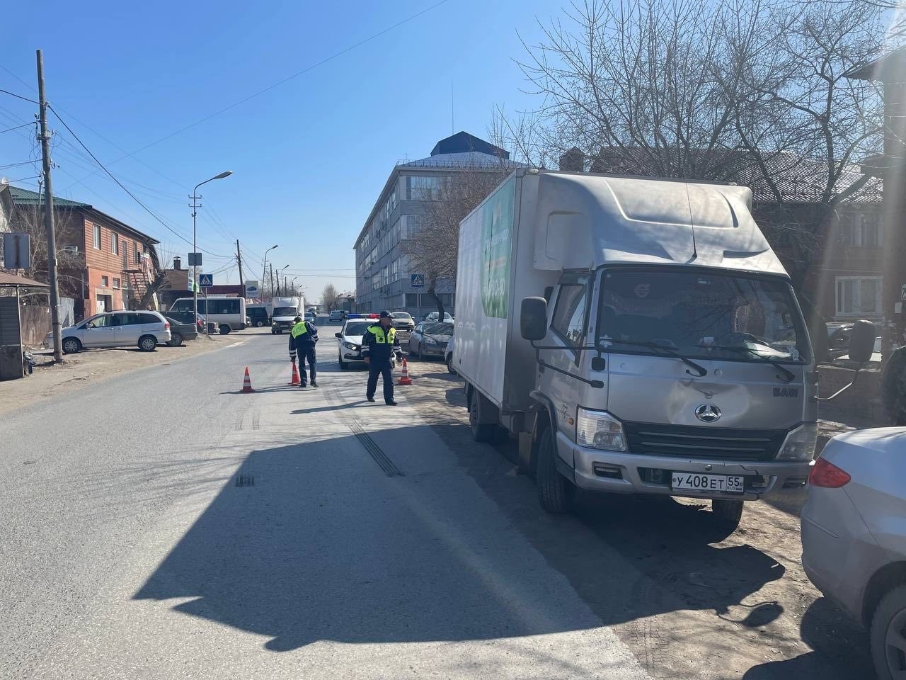 В Омске школьник оказался под колесами грузовика #Новости #Общество #Омск